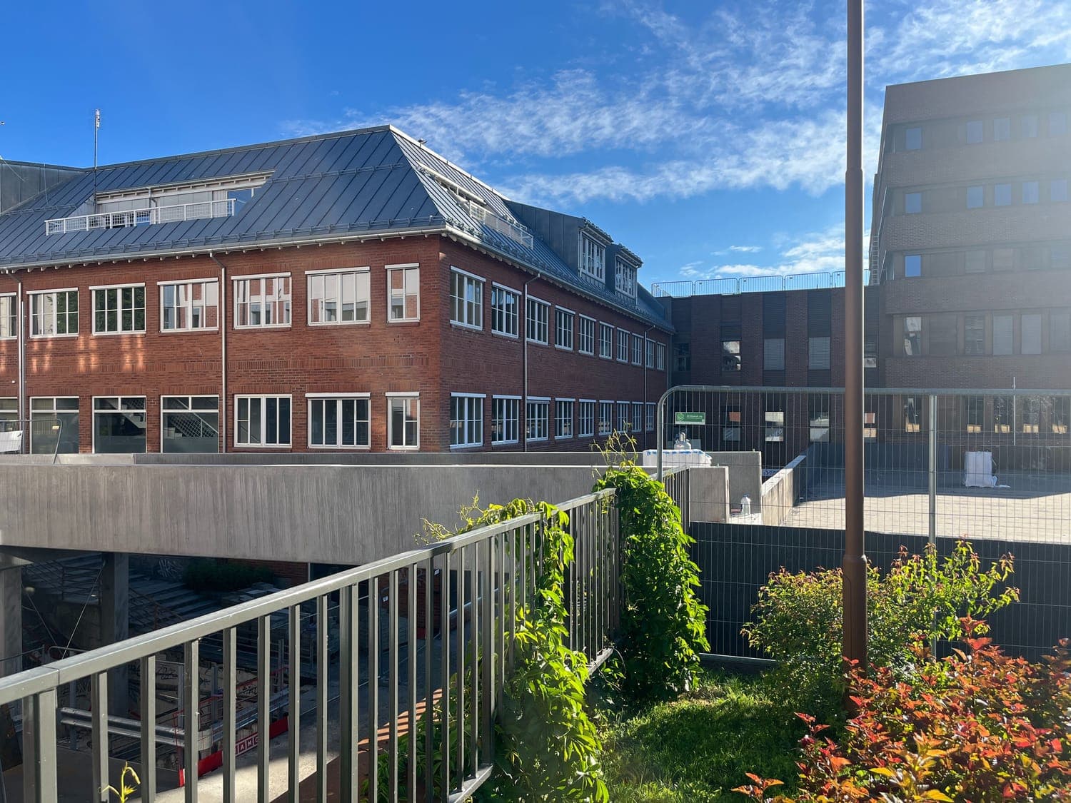 Den nye brua vil binde Farverikvartalet tettere sammen med sentrum, mens ny trapp og heis gir enkel adkomst til den nye elvepromenaden langs Hunnselva.