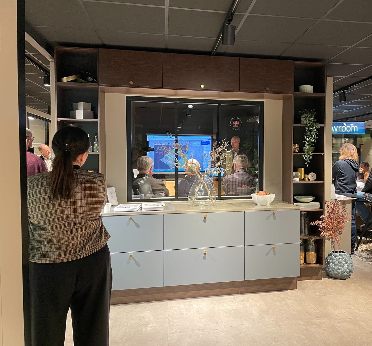 God stemning under informasjonskveld hos HTH, der kjøperne fikk nyttig innsikt i tilvagsprosessen og møtte fremtidige naboer.