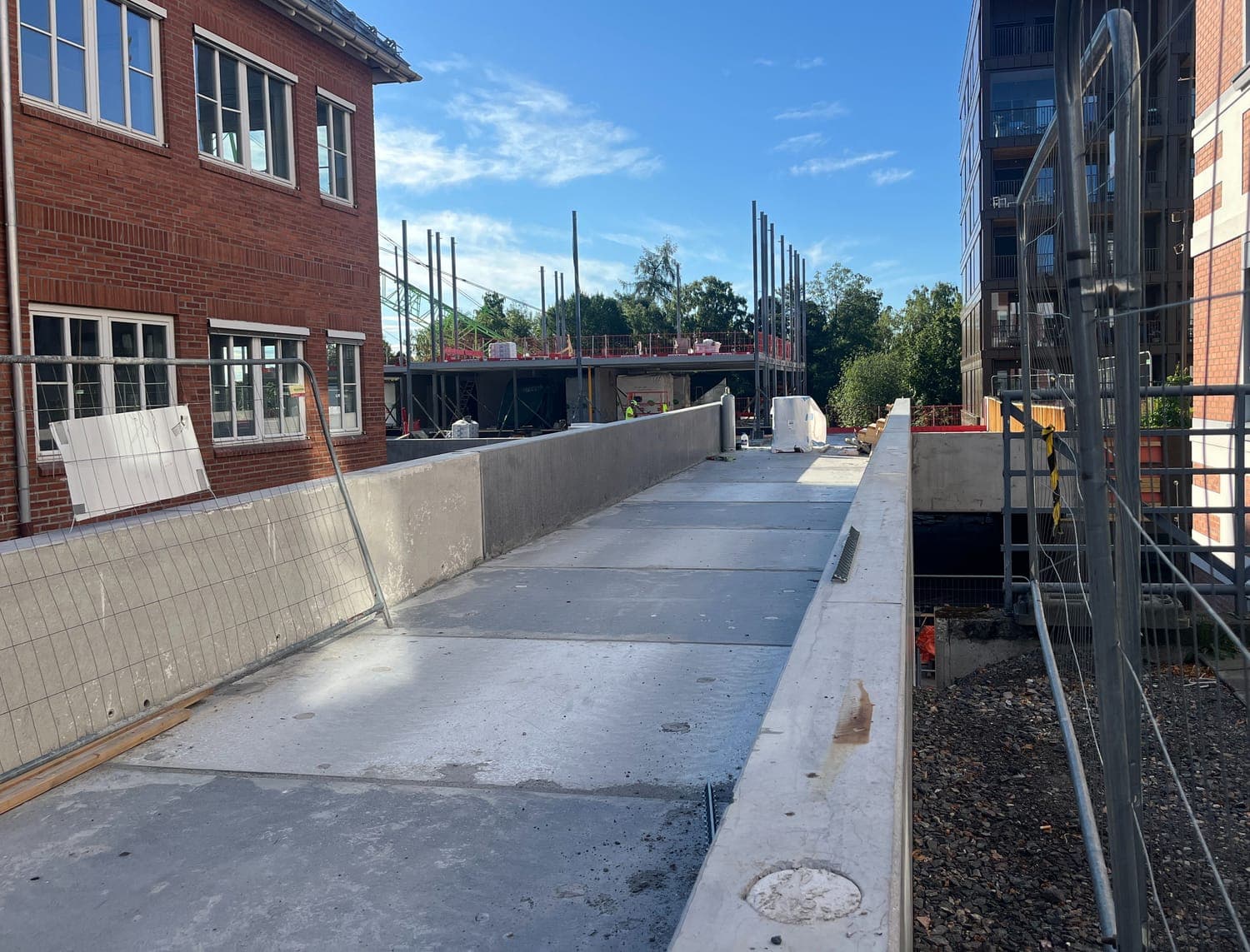 Brua fra Storgata, utvidelsen av gårdshagen og konturene av siste byggetrinn Brua fra Storgata, utvidelsen av gårdshagen og konturene av siste byggetrinn